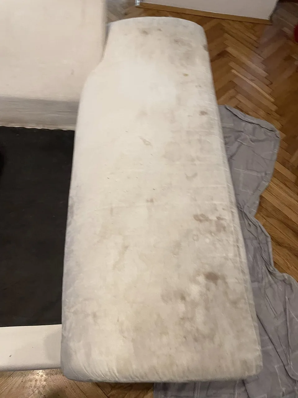 Jastuk sjedeće garniture prije čišćenja